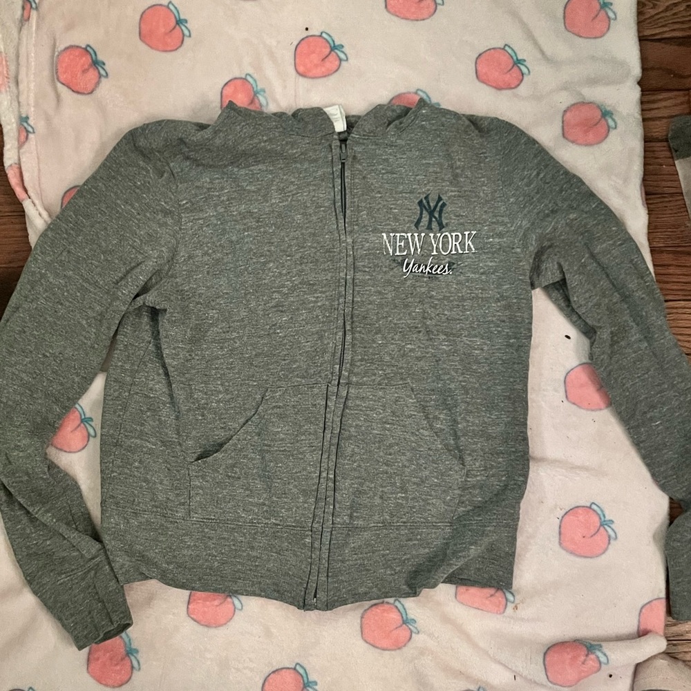 Gray Yankees zip up hoodie, size medium